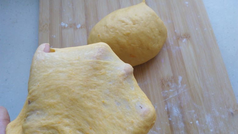 #感恩节食谱#南瓜豆沙面包,揉成一个能拉出膜的状态。