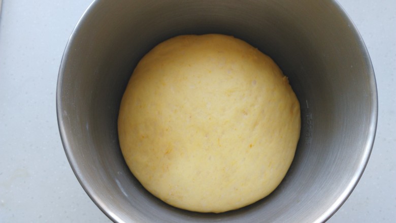 #感恩节食谱#南瓜豆沙面包,第一次发酵至原来的2.5倍大。