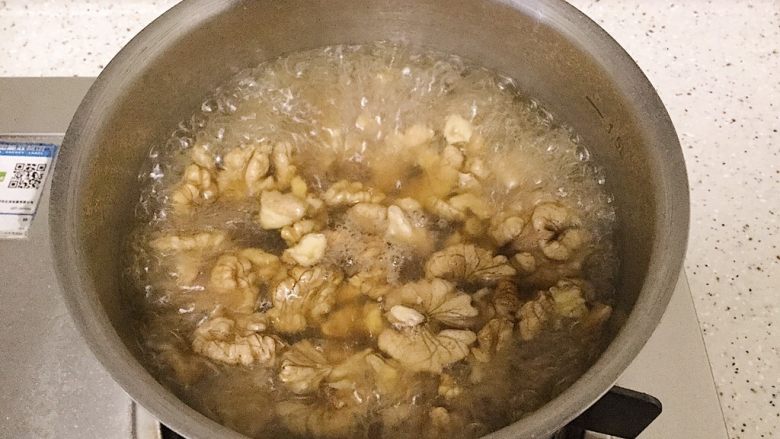 琥珀核桃,水开后把核桃仁放进锅中煮，煮的时候会散发出像是大枣一样的香味