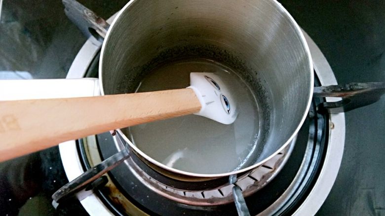 马卡龙（意式）,材料C中的清水和细砂糖倒入小锅中小火加热至120度（不要超过这个温度）。