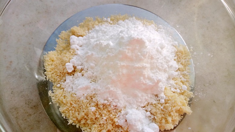 马卡龙（意式）,把材料A中的杏仁粉和糖粉混合均匀（最好过下筛）。