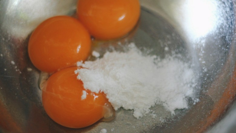 酥脆蛋黄溶豆,蛋黄中加入5克的糖粉，没有糖粉用白砂糖也可以，或者不放糖也是可以的。