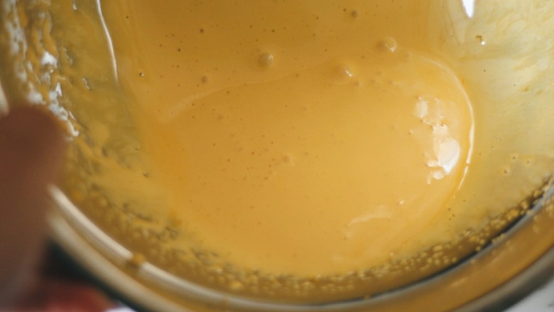酥脆蛋黄溶豆,电动打蛋器将蛋黄打发，打至浓稠，颜色变浅。