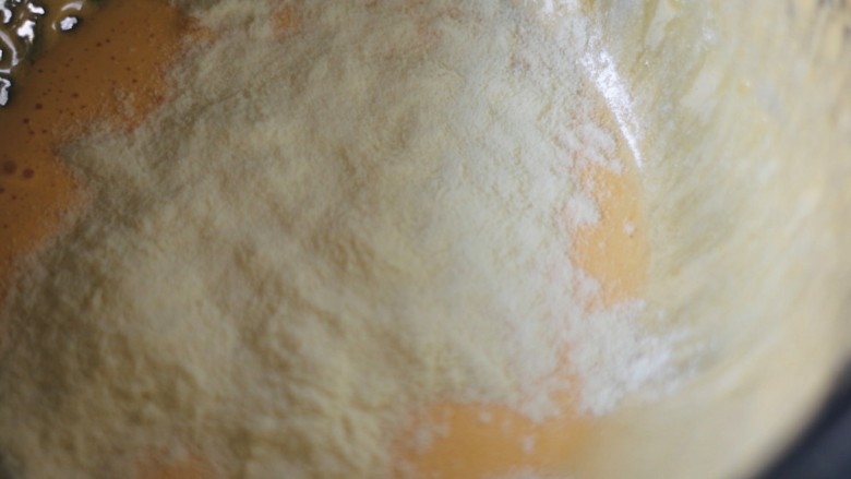 酥脆蛋黄溶豆,放入配方奶粉。