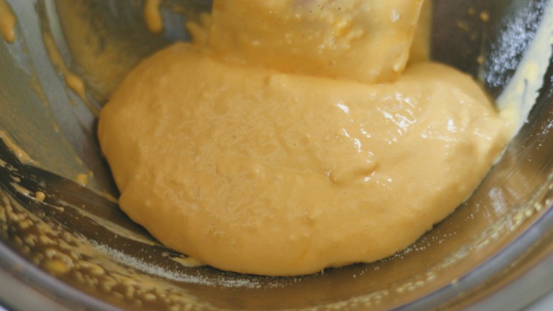 酥脆蛋黄溶豆,用刮刀翻拌均匀。