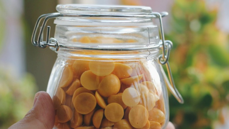 酥脆蛋黄溶豆,烤好的溶豆要马上装入密封的罐子里保存，不然就会不酥了。
