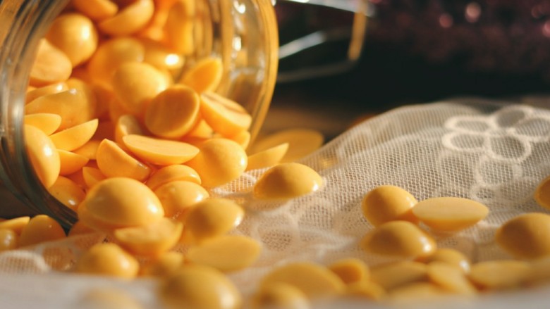酥脆蛋黄溶豆,成品每一粒都小小的黄黄的超级可爱。