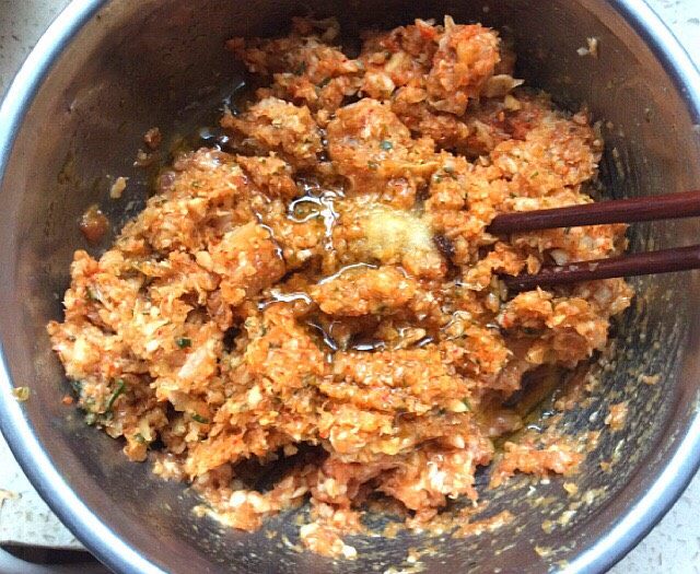 辣白菜大肉饺子,把菜放入肉中加入适量的熟油，盐，拌匀