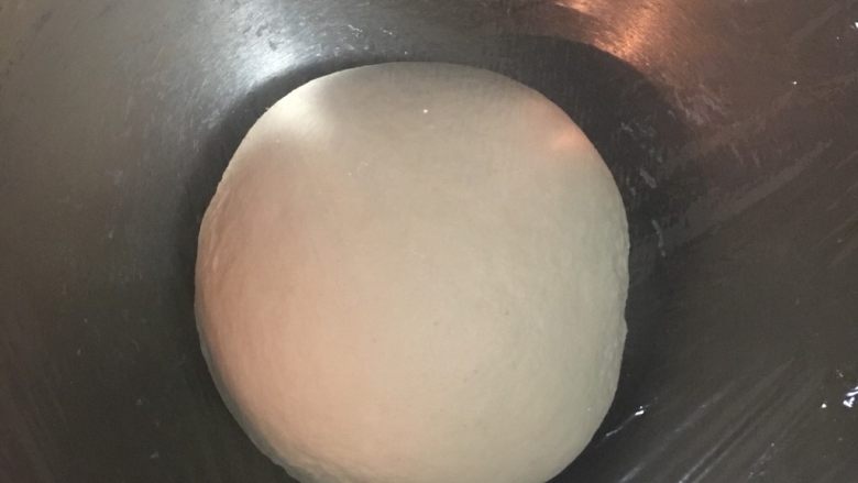 最爱面包+ 肉松起司狮子面包,揉成表面光滑柔软的面团后,接着放回盆内盖上保鲜膜, 室温进行第一次发酵,约需45~60分钟