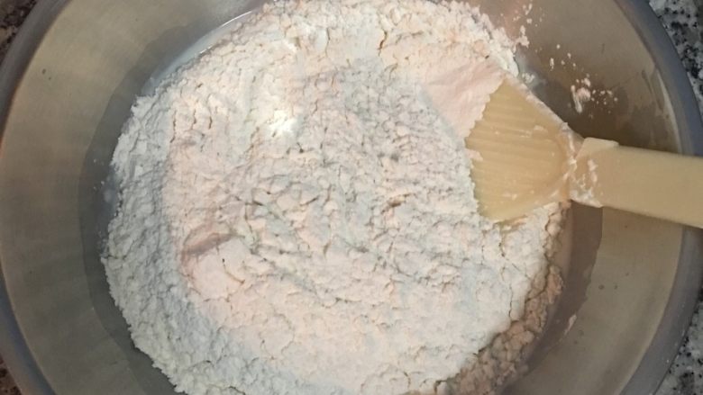 最爱面包+ 肉松起司狮子面包,首先制做水合面团, 除了酵母和无盐奶油之外,先将干性材料混匀再加入牛奶。