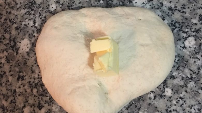 最爱面包+ 肉松起司狮子面包,接着压扁后放上无盐奶油,揉到奶油完全被面团吸收即可,