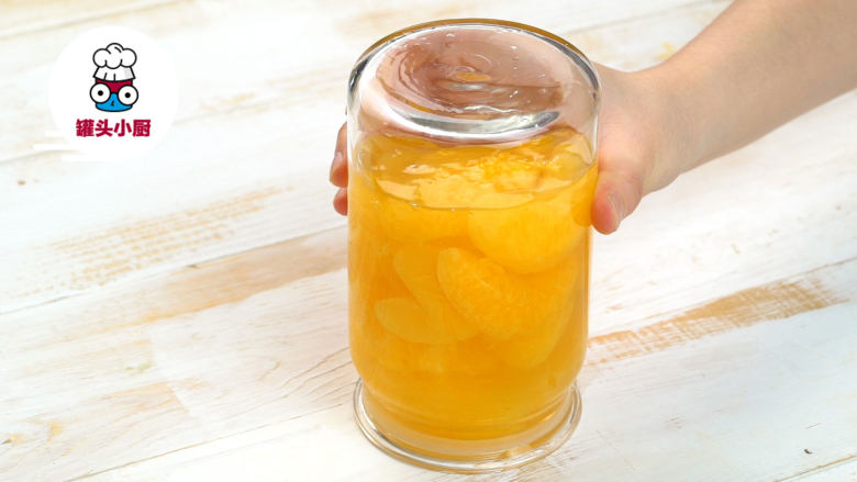 无添加安心橘子罐头,煮好的糖水橘子趁热装入已消毒的玻璃瓶中密封，立即倒扣放置