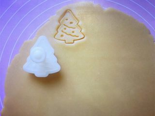圣诞树饼干,用模具压出圣诞树。