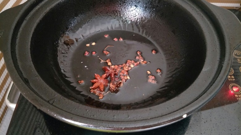 辣椒炒鸡,油热后下入八角花椒炒香