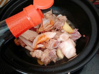 辣椒炒鸡,炒到鸡皮收紧变色，依次烹入料酒、生抽和老抽
