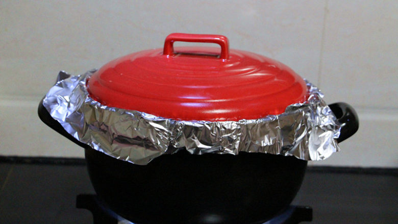 黑乐砂锅烤牙签肉,盖上盖子，大火，烧25分钟，中途打开锅盖将肉翻面，刷一次油，撒芝麻，然后小火再烧10分钟