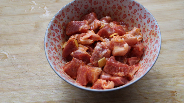 黑乐砂锅烤牙签肉,抓匀，盖上保鲜膜，腌制3,4个小时入味。