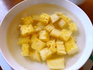 菠萝咕噜肉
,菠萝切成跟肉大小同等的块在盐水里浸泡20分钟，这样吃起来菠萝不会太酸