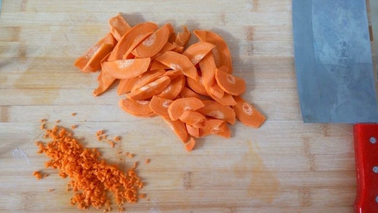 亲子餐：西兰花炖鸡蛋羹&胡萝卜清炒西兰花
8M以上,先处理胡萝卜，麻麻餐胡萝卜切片备用；宝宝辅食胡萝卜切丝后再切成碎叮备用。