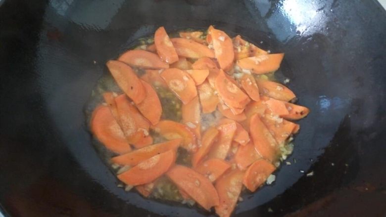 亲子餐：西兰花炖鸡蛋羹&胡萝卜清炒西兰花
8M以上,麻麻餐：胡萝卜下锅，可以少加点清水以免粘锅。