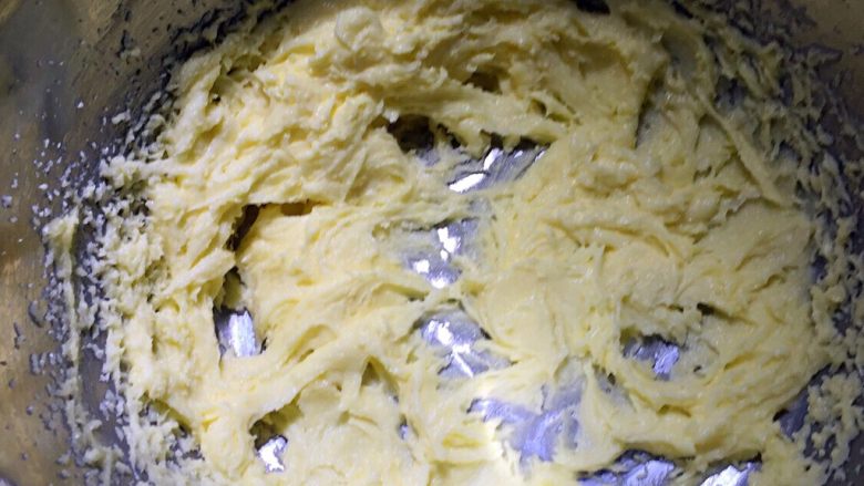 凤梨酥(纯凤梨馅）,待黄油软化后加入糖粉和盐，用电动打蛋器打至颜色变浅，体积略膨胀