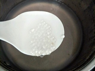 杨枝甘露,煮至西米只剩一点白芯的时候，盖上锅盖焖至透明