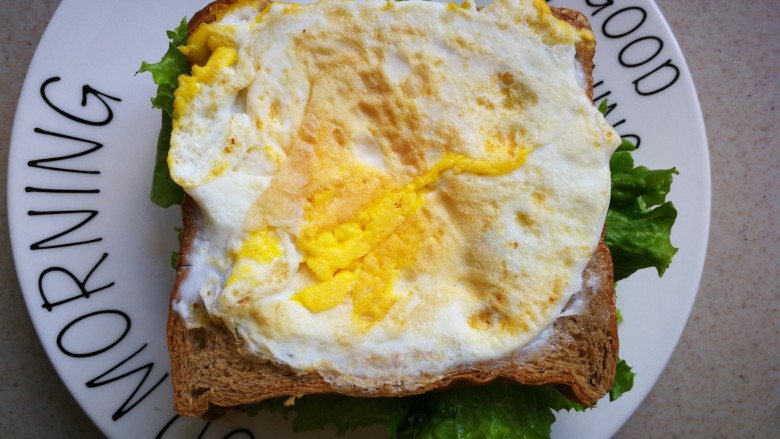 #感恩节食谱#自制营养无油三明治,在摆上一层有蛋的土司片。