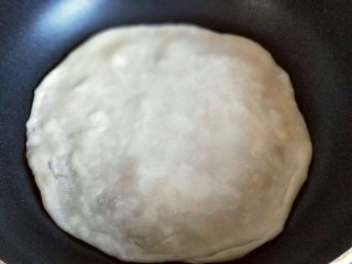 圆土豆＋酸辣土豆丝卷饼,第一张饼，将平底锅中刷一层薄薄的玉米油，放入饼胚。