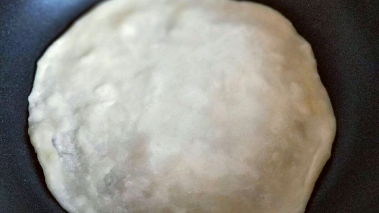 圆土豆＋酸辣土豆丝卷饼,第一张饼，将平底锅中刷一层薄薄的玉米油，放入饼胚。