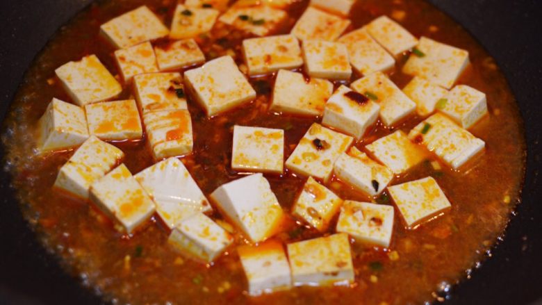正宗地道的麻婆豆腐,放入清水快与食材平齐。