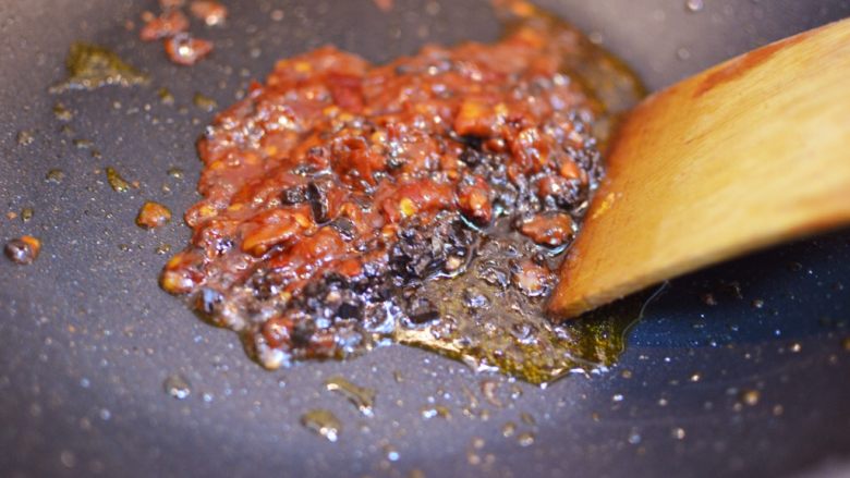 正宗地道的麻婆豆腐,中小火放入豆瓣酱和豆豉末炒出红油。