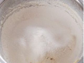 糖渍橙皮小饼干,筛入低筋面粉，必须过筛…… 放入切碎的糖渍橙皮