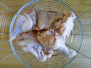 蒜香脆皮鸡腿（烤箱版）,鸡翅根用清水冲洗干净沥干水分待用