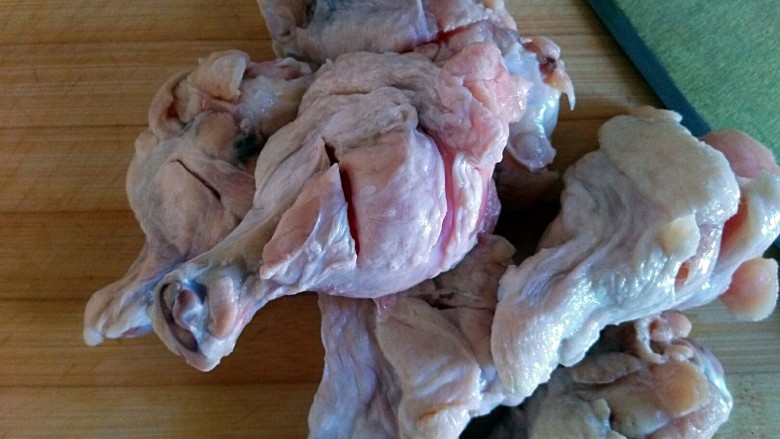 蒜香脆皮鸡腿（烤箱版）,将鸡翅根划两刀，方便入味