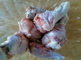 蒜香脆皮鸡腿（烤箱版）,将翅根置于空碗