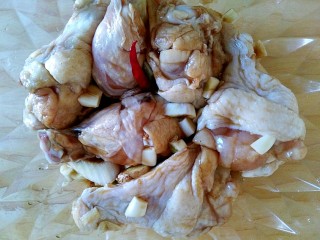 蒜香脆皮鸡腿（烤箱版）,搅拌均匀
腌制1-2个小