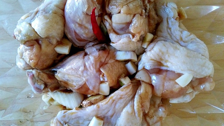 蒜香脆皮鸡腿（烤箱版）,搅拌均匀
腌制1-2个小