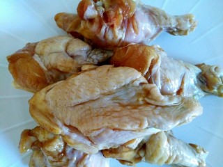 蒜香脆皮鸡腿（烤箱版）,挑出腌制好的翅根
剩下的腌料倒掉就可以了