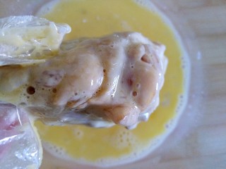 蒜香脆皮鸡腿（烤箱版）,鸡蛋提前打散
均匀沾满蛋液，使蛋液浸透生粉