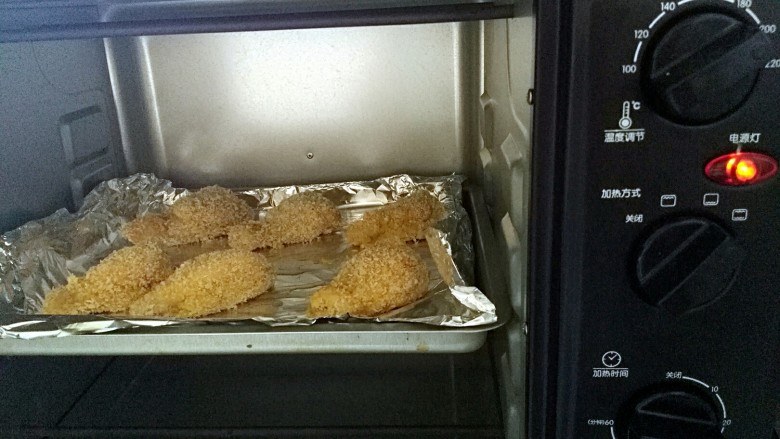蒜香脆皮鸡腿（烤箱版）,放入预热好的烤箱
烤箱中层，200度，25分钟