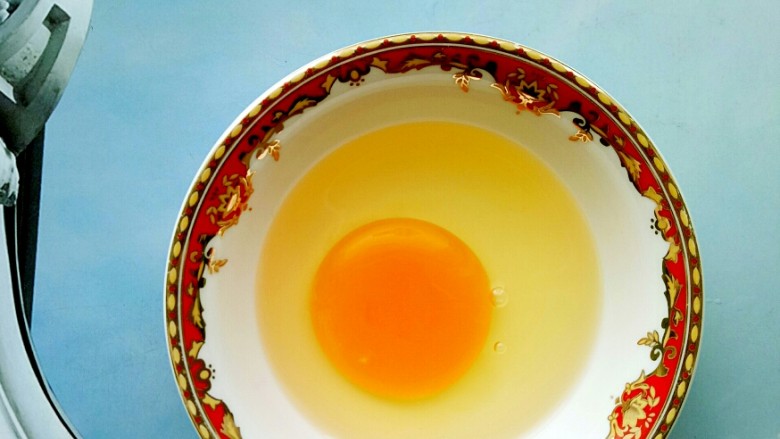 独家红烧狮子头四喜丸子配方,把备用的1个鸡蛋磕入碗中备用