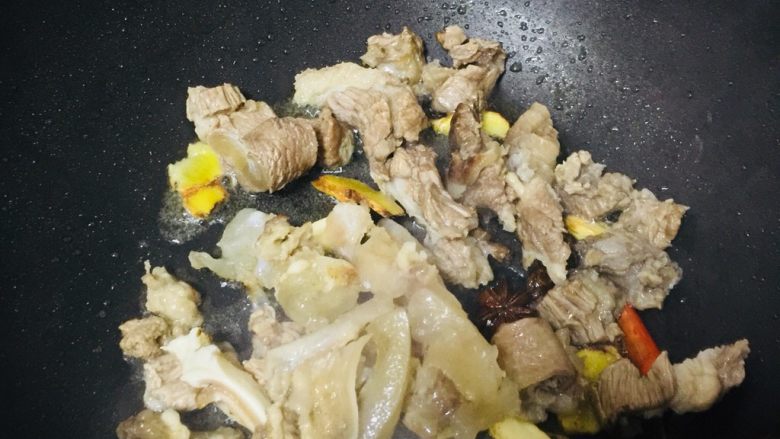 圆土豆＋萝卜牛腩煲,倒入牛腩、牛筋翻炒一会。
