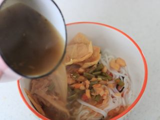 酸辣螺狮粉,将所有配料放入米粉上，也可以自己加其它喜欢的食材，再倒上煮沸的汤汁。