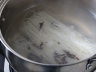 酸辣螺狮粉,木耳和米粉放入沸水中煮10分钟左右，煮至筷子轻松夹断米粉。