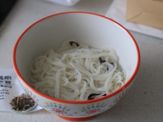 酸辣螺狮粉,米粉和木耳捞出沥水后，放入碗中。