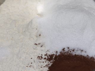 可可果仁大列巴,和面盆里放入高筋粉、砂糖、可可粉、盐