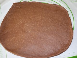 可可果仁大列巴,面团拍下气，擀成一个大大的正方形，这个根据自家的烤盘来擀哦