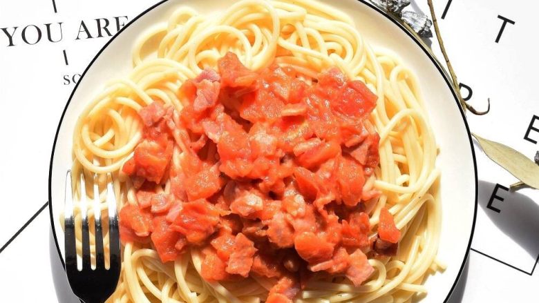 西红柿沙司意面,​关火后，将汤汁盛出来淋在意大利面上，就可以吃喽~