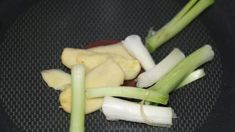 冬菇焖鸡,下姜片和葱白，爆一下