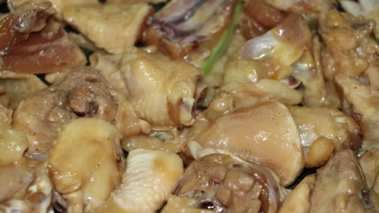 冬菇焖鸡,炒至变金黄